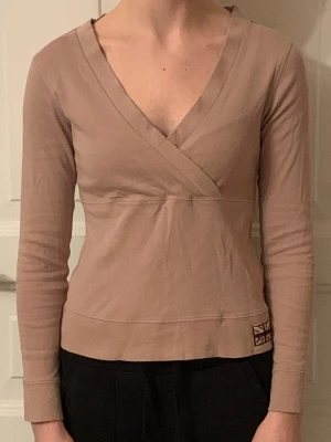 Tröja från märket Rocky  - Tröjan är en aning mer rosa i verkligheten och passar personer med XS/S 