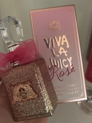 Viva La Juicy Rosé parfym - Helt ny juicy couture parfym, fick i present och kommer inte till användning. Nypris är 700 på kicks!