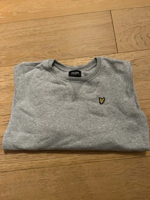 Lyle & Scott sweatshirt  - Storlek 12/13 år, typ helt oanvänd, inga tecken på användning. Skriv om ni har frågor!