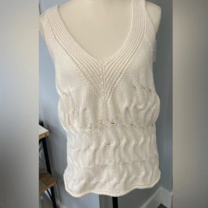 Stickad ärmlös topp från Zara - Stickad topp från Zara i storlek S❣️använd enstaka gång