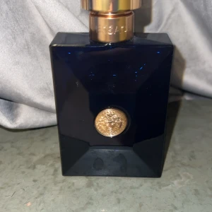 Versace Dylan Blue Eau de Toilette 100ml - Ikonisk fräsch parfym av Versace. Den är väldigt ren och perfekt för vardaglig användning. Cirka 70 ml kvar. Äkta parfym.