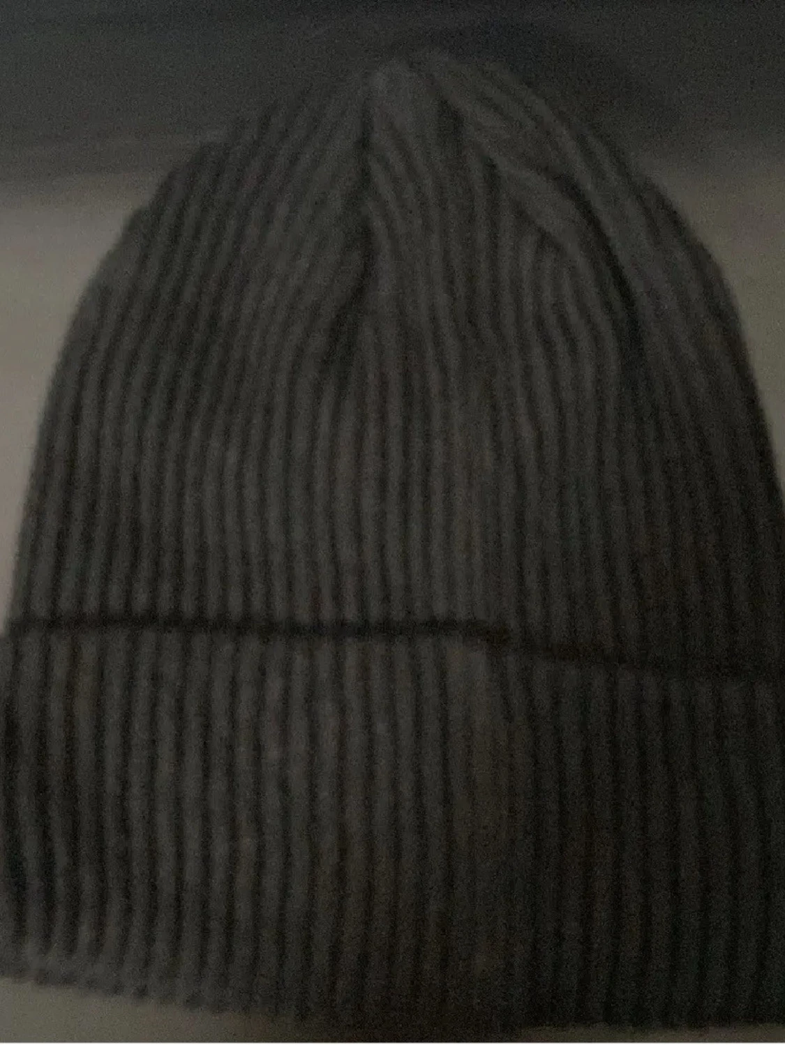 Svart ribbad mössa  - 1