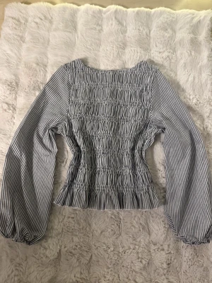 Ruffle top - Strl S. helt ny