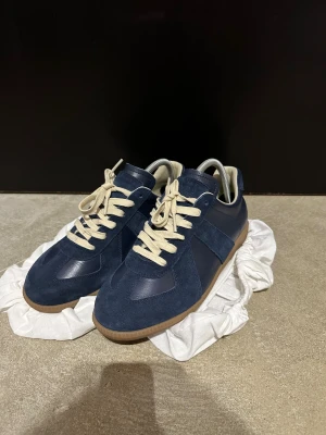 Masion margielas  - Säljer nästan ett helt par nya masion margielas då ja köpte de men de va lite för små. De går för cirka 5000-6000 men tänker j säljer för 2799