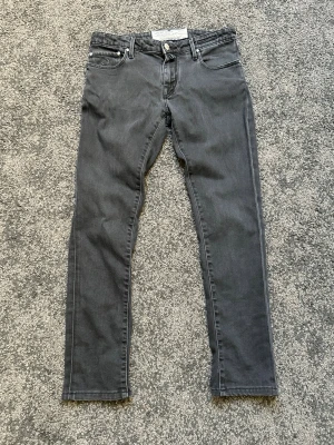 Jacob cohen jeans - Jacob cohen style 696 säljes! Storlek 31, sitter slim och har jättefint skick! Hör av dig vid frågor eller funderingar!