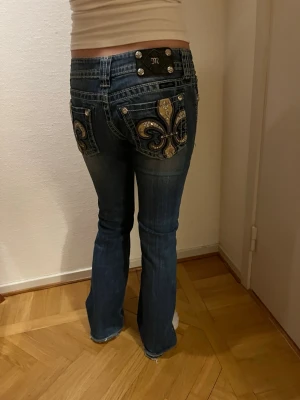 Miss me jeans  - Vintage, fint skick, W26, lite slitningar längst ner, pris går att diskuteras 💗