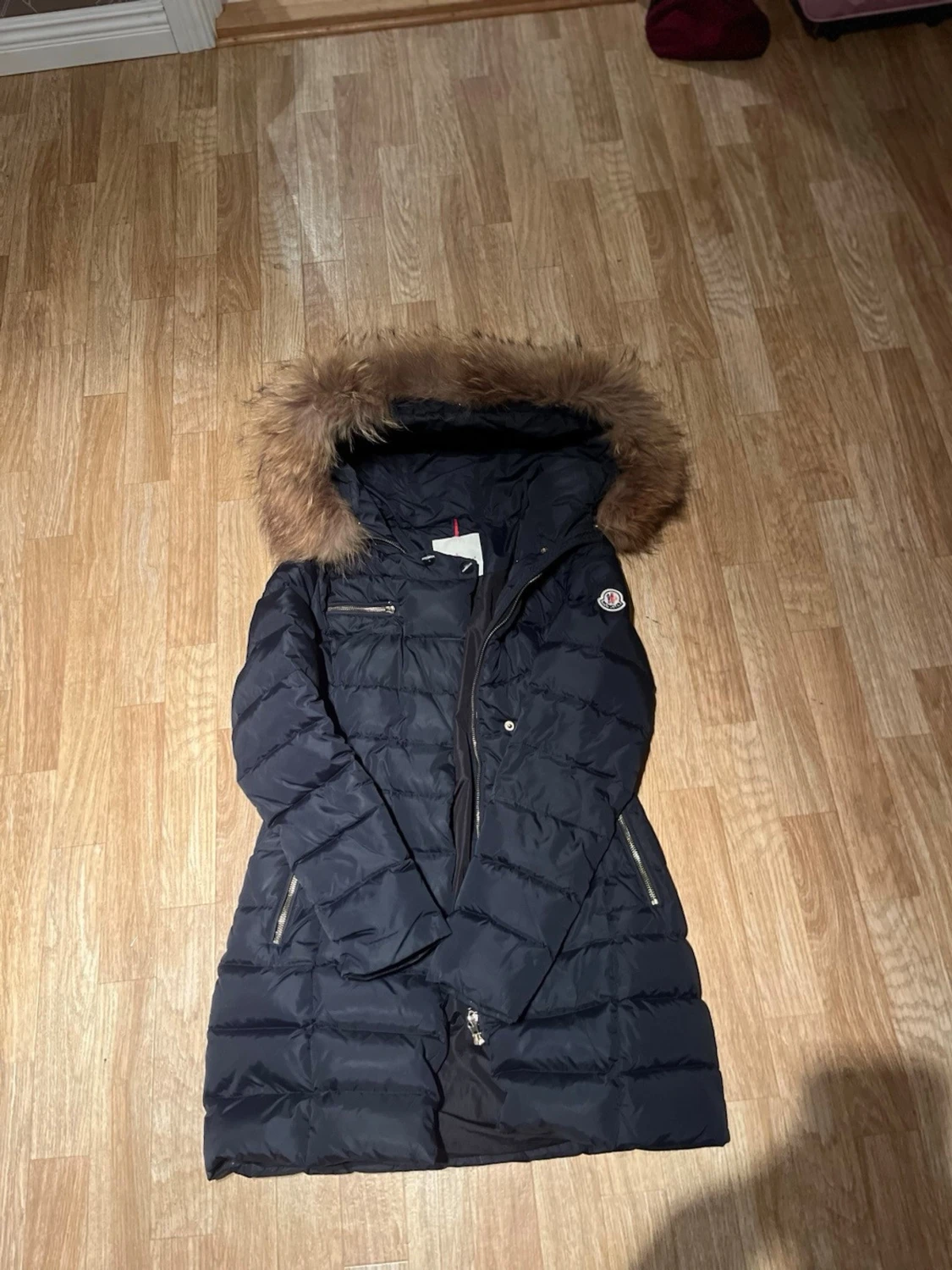 Svart Moncler dunjacka med päls
