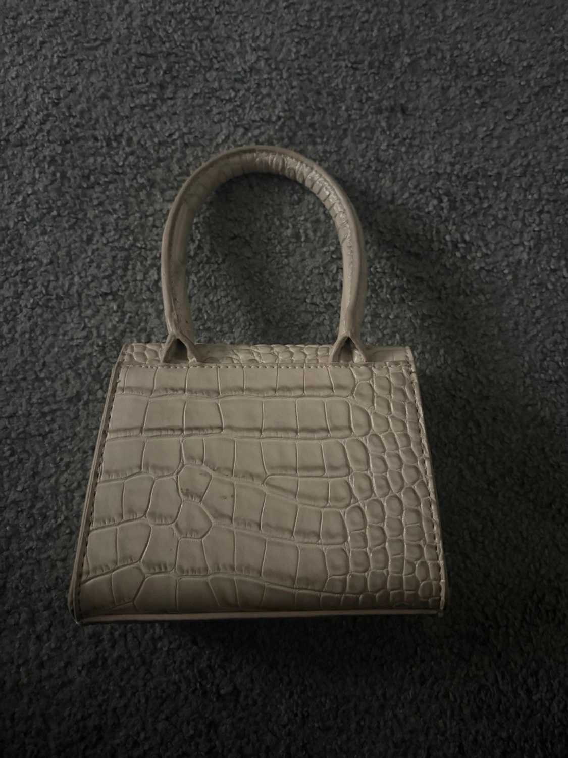Beige handväska med krokopräglat mönster - 1