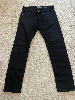 Svarta regular fit jeans från Dressmann - Svarta jeans från Dressmann i regular fit storlek 31-30, använda flera gånger men fortfarande rena och sköna, finns inga fel, perfekta i storleken. PRIS KAN ALLTID DISKUTERAS 