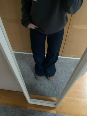 Utsvängda jeans från Zara  - Mörkblåa jeans från Zara i najs passform!