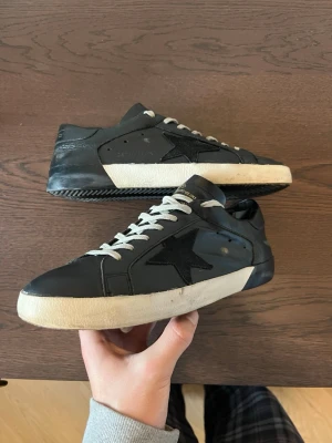 Golden Goose  - Golden Goose Superstars!                                Skick 8/10, bortsett från hälarna är det mkt bra! Storlek 42,5. Skorna sitter normalt i storleken.     OBS: Slitningarna är en del av designen‼️‼️