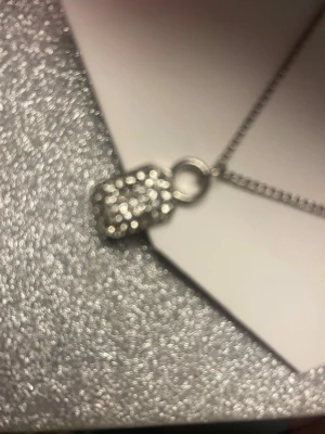 Silver  smycke   - Bilderna visar ett halsband från Appear Fashion Accessories med ett glittrigt halsband i silverfärg. Helt nytt. 