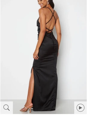 Balklänning  - En svart satinklänning med öppen rygg från bubbleroom. Bara använd 1 gång så den är som ny!💕Ny pris 899kr  