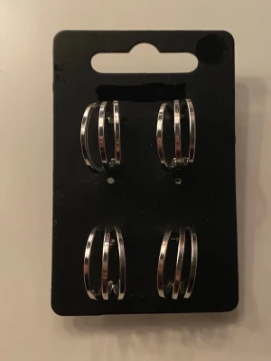 Silvriga örhängen  - Säljer två par silvriga örhängen, perfekt för minimalistiska outfits! De är ej i äkta silver och är helt oanvända 🫶10kr styck, båda för 15kr ❤️