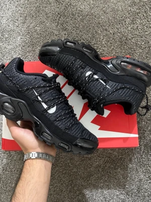 Nike Air Max svarta sneakers - Säljer ett par Nike Air Max Plus i helsvart färg, storlek 39. Skorna är helt nya och oanvända, levereras med originalkartong.