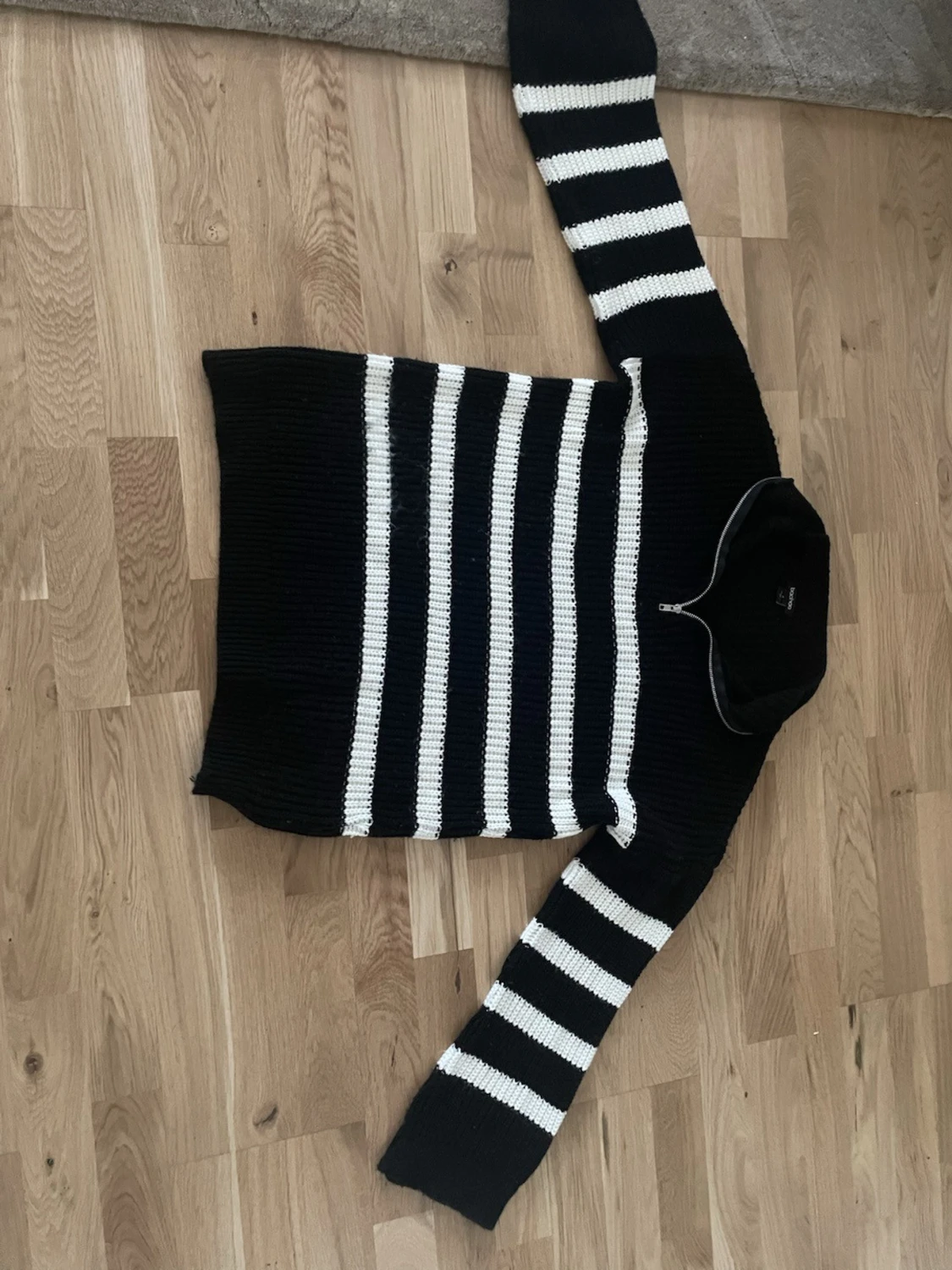 Svartvit randig stickad tröja Boohoo - 1