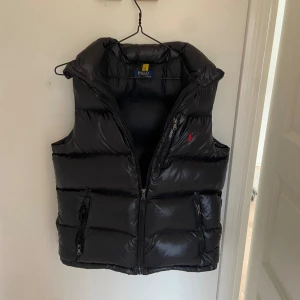 Ralph lauren väst - Ralph laurent Väst! Utmärkt skick! Storleken är 14-16 år, han på bilden 168 cm så avgör själv😊QR kod finns på västen! Cirka 2200 ny men svår att hitta 😁🙌🏼