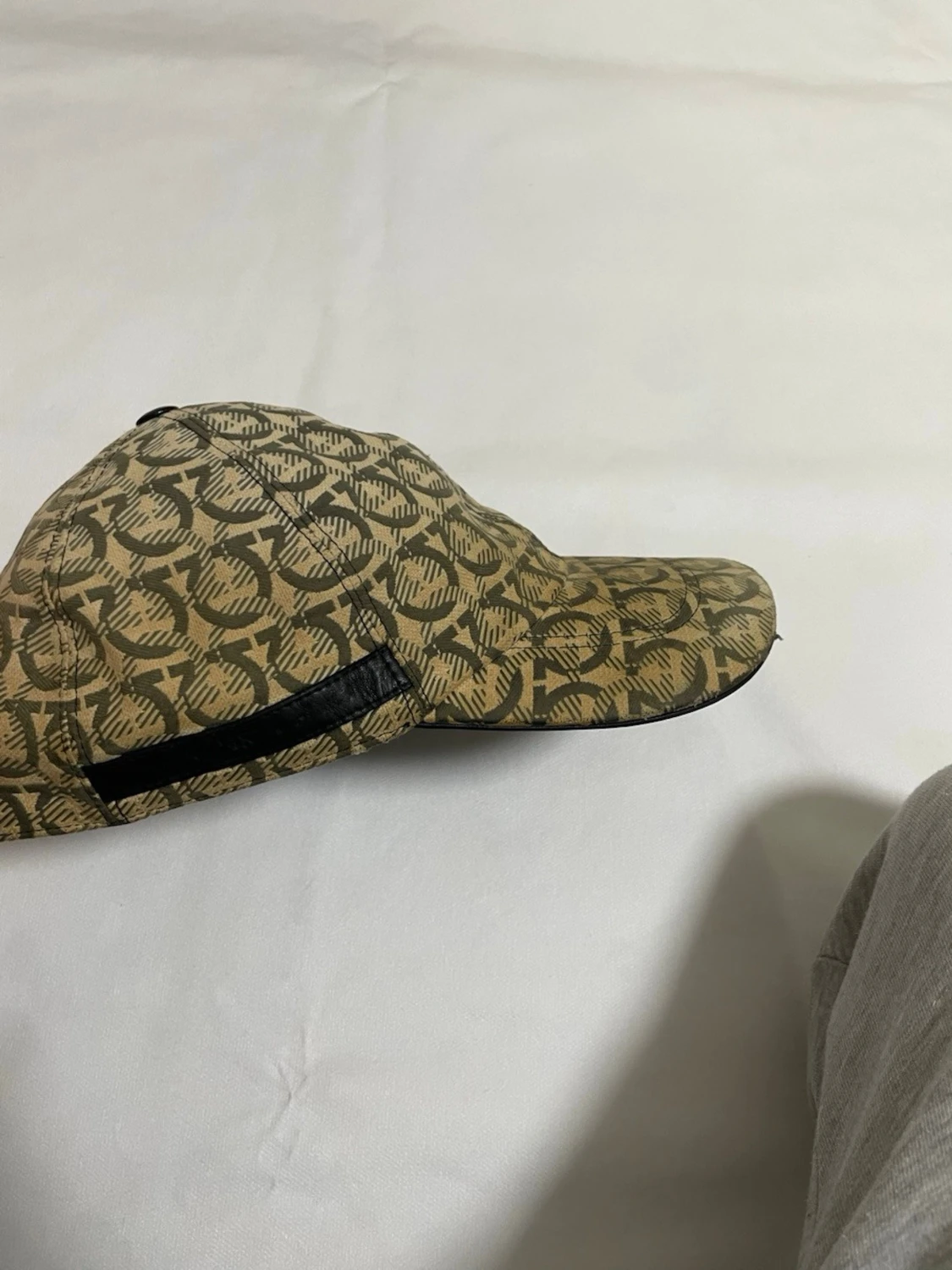 Beige mönstrad keps från Ferragamo - 1