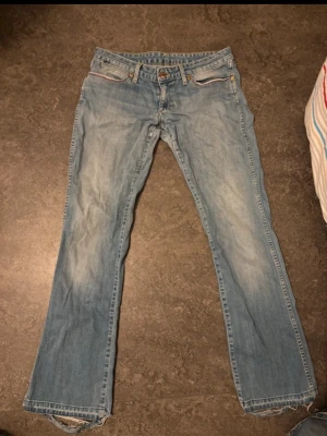 Lågmidjade wrangler jeans - Säljer dessa super snygga wrangler jeansen. Tappat märket på backfickan och har några skavanker som man kan se på bilderna på slutet! Skriv privat för mått eller andra frågor! Pris kan diskuteras.💕