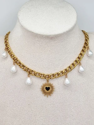 Stilfullt halsband med hjärta  - Material-rostfritt stål.  Kedjetjocklek-7mm 