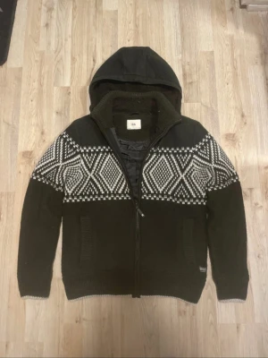 Fodrad stickad cardigan - Otroligt snygg, varm och skön fodrad stickad cardigan/jacka. Passar perfekt nu till vintern. Priset kan såklart diskuteras!