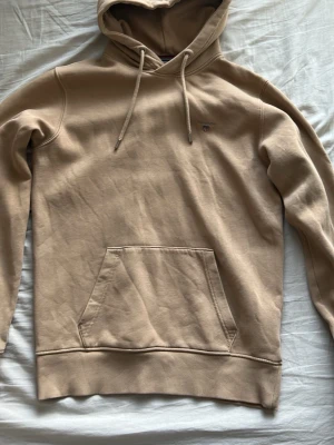 Beige Gant Hoodie - Size S beige gant hoodie. Bra skick, inga skador.