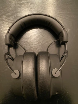 Hyper X gaming hörlurar med mikrofon och alla tillbehör - Säljer ett par hyper x gaming hörlurar i svart, funkar som nya och har inga skador. Har kvar alla tillbehör som man kan se på bilderna.