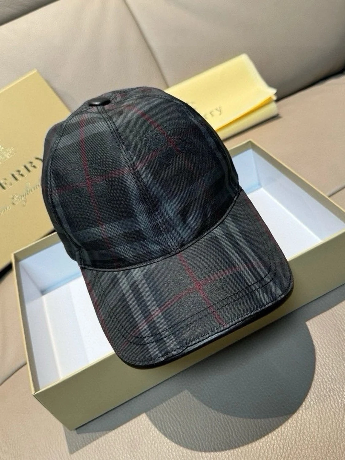 Svart rutig keps från Burberry