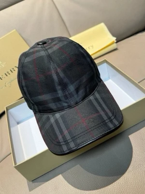 Svart rutig keps från Burberry - Snygg svart keps från Burberry med klassiskt rutigt mönster i mörka toner och diskreta röda linjer. Kepsen har böjd skärm och justerbar passform. Perfekt accessoar för att lyfta din outfit med en lyxig touch.