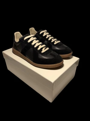 Maison Margiela svart 42 - Säljer ett par maison Margiela som inte passar mig, har kvitto och original box 