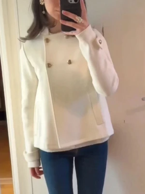 Vit jacka kappa kofta guldknappar guld old style money fancy classy office kontor Holly & Whyte - Vit jacka med guldknappar fram. Från Lindex Holly & Whyte. Storlek XS. Helt slutsåld, går ej att köpa längre! Nypris var 999:-  