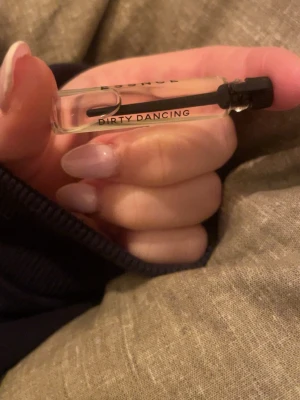 Parfymtest Essnce ”Dirty dancing”  2ML  - 🌻🍭 Toppnoter: Litchi, bergamott, persika & sockervadd. 💛🍊Hjärtnoter: Pion, persika, apelsinblomma, jasmin & liljekonvalj. 🍨🪵 Basnoter: Ekmossa, mysk, tränoter, vanilj, jasmin & myrra. 