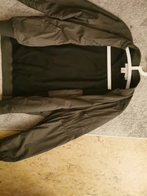 Mörkgrön bomberjacka från Only & Sons - Snygg mörkgrön bomberjacka från Only & Sons med dragkedja framtill och ribbade muddar vid ärmslut och nederkant. Jackan har praktiska fickor och en extra ficka med dragkedja på ärmen. Perfekt för dig som gillar streetstyle.