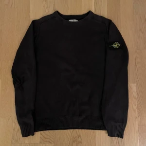 Stone Island Tröja - Säljer denna tvärfeta stickade tröjan från Stone island i färgen mörkblå. Skick 9/10 använd fåtal gånger och är 100% äkta. Den är lite sydd vid armarna så dom skulle sitta mer slim, innan var armarna jätte stora och baggy. Perfekt nu inför vintersäsongen 🤩❄️