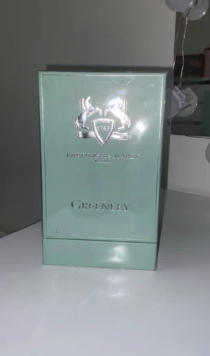 Greenley Parfums de Marly 125ml - Greenley från Parfums de Marly i en stilren förpackning. Volymen är 125ml och parfymen är tillverkad i Frankrike. Perfekt för dig som vill ha något exklusivt och trendigt i din samling.