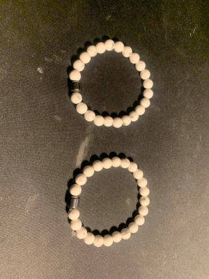 Sayless armband  - Säljer dessa två tvär feta seyless armband som passar till allt super armbanden har en skönt och tidslös still. Skriv vid minsta fundering och pris kan diskuteras! 🤩🙌