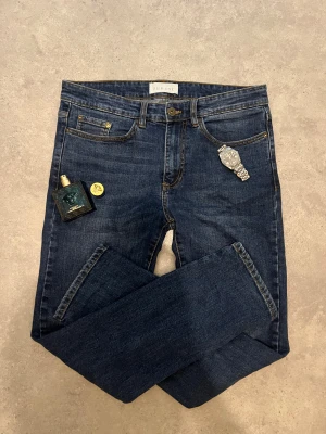 Mörkblå jeans från Pier One - Snygga mörkblå jeans från Pier One med klassisk femficksdesign och kontrastsömmar. Jeansen har normal passform och raka ben, tillverkade i slitstarkt bomullsmaterial. Perfekta till en avslappnad look. Endast jeansen följer med, inget annat! pris går att diskuteras-30/30