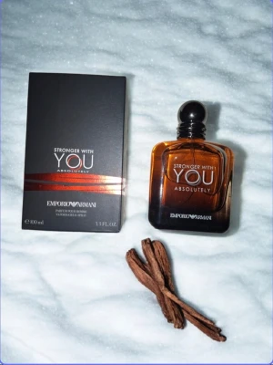 Stronger With You Absolutely 100ml - Stronger With You Absolutely från Emporio Armani, 100 ml. Snygg och modern parfym som sticker ut. Perfekt för dig som vill ha en exklusiv känsla i vardagen. Tillverkad i Frankrike.