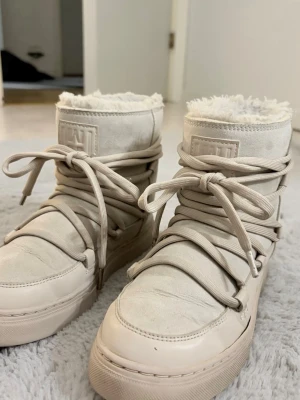 Inukkii liknande skor  - Använda en vinter och i jätte bra skick! Varma och bekväma.
