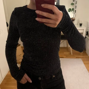 Fest topp - glitter topp från BikBok! Använd men inget tecken på användning