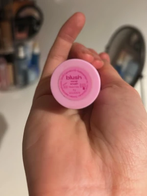 Blush stick Sweet Blush från DAAR - Säljer en blush stick från DAAR i färgen coral crush Blush. Kommer i en söt rosa hylsa och själva rouget är i en varm rosatonad nyans. Enkel att applicera direkt på kinderna tack vare den smidiga stickformen. Perfekt för dig som gillar krämrouge och vill ha ett naturligt glow.