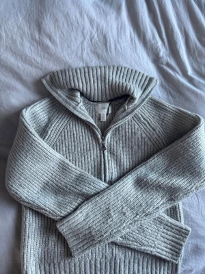 Grå zip up - Från Hm, storlek Xs men passar mig med S oxå