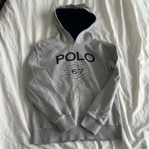 Ralph lauren 67 hoodie - Ralph Lauren hoodie i nyskick, passar xs
