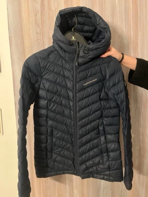 Peak performance jacka - Säljer en mörkblå peak performance jacka då den inte kommer till användning längre. I storlek xs. Köpte den för 2500 kr och säljer för 1300kr då den inte är så använd och har inga defekter, pris kan diskuteras💓