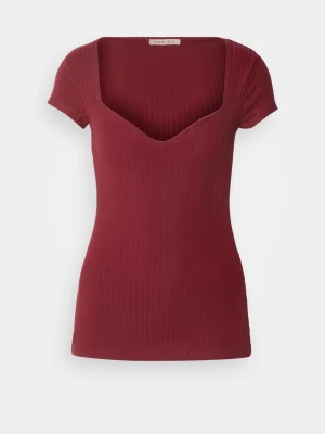 Vinröd ribbad topp från Anna Field - Snygg vinröd topp med ribbad struktur och v-ringad hals. Tröjan är endast använd en gång. 