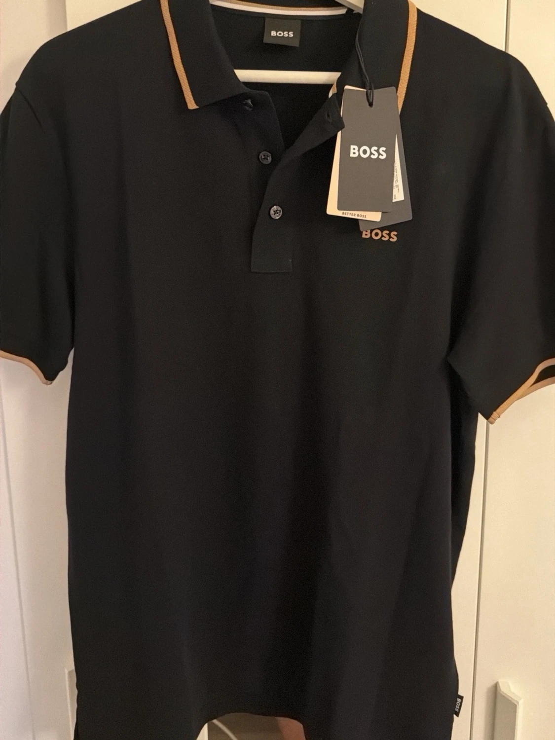 Svart piké från BOSS med beige detaljer