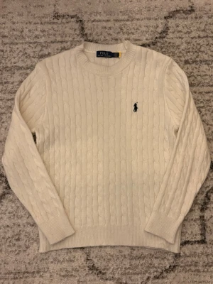 Kabelstickad  - Den är i gott skick använt fåtal gånger men tagit hand om den bra, det står att den är storlek L men den passar mig som är 175 så skulle säga mer S eller liten M. 