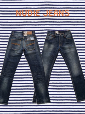 Nudie Jeans Hank Rey HELT NYA - Helt nya Nudie Jeans hank rey med sjuk wash och fades. Dessa är galet svårt att få tag på, storlek W28 L32. Hank rey nudie jeans MÅTT Längd: 103 cm Innerbenslängd: 76 cm Midja(platt): 35 cm Midjeomkrets: 74 cm Mvh Afex Closet