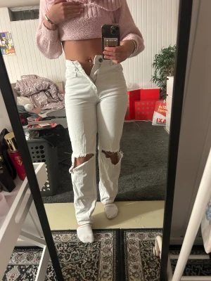 Vita jeans - Säljer ett par vita jeans med hög midja och raka ben. Storlek xxs