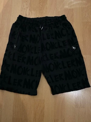 Moncler shorts  - Säljer dessa shyssta Moncler shorts. Hör gärna av er vid funderingar🤝